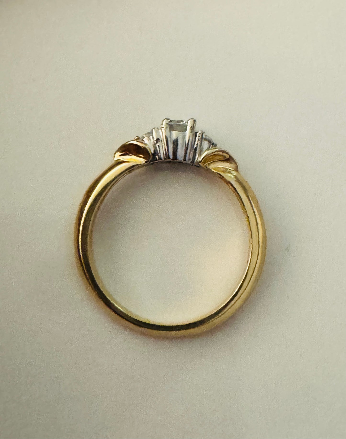 #206 bague trois zircon entourées d’or blanc anneau or jaune en or 10k