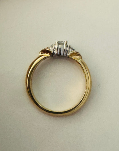 #206 bague trois zircon entourées d’or blanc anneau or jaune en or 10k