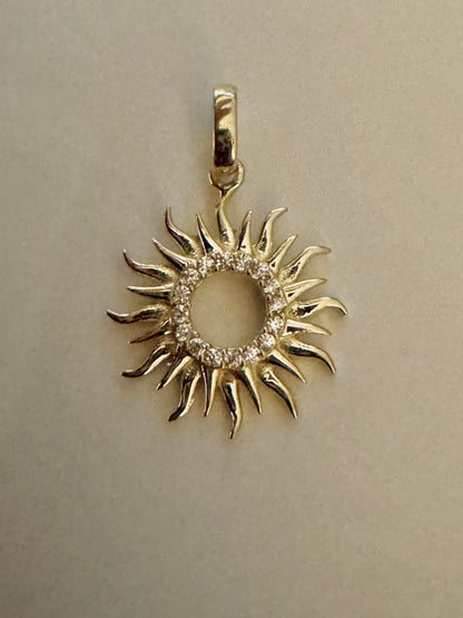 #460 pendentif rayon de soleil rond en zircon en or 10k