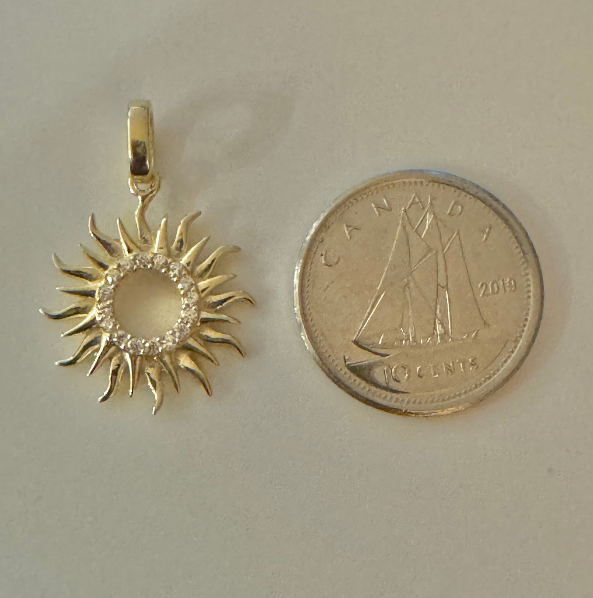 #460 pendentif rayon de soleil rond en zircon en or 10k