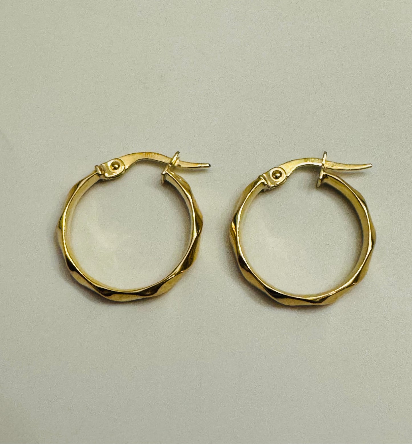 #315 petites boucles d’oreilles anneaux ondulées neuve en or 10k￼