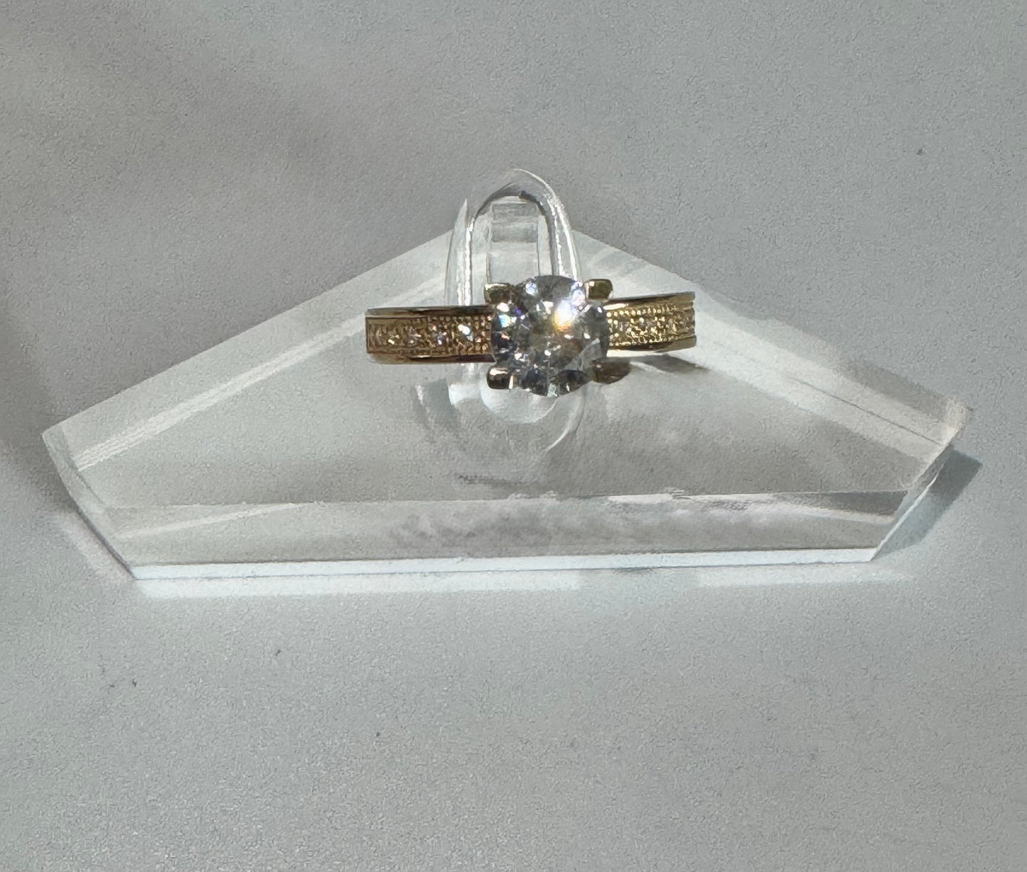 #203 bague alliance solitaire sertie de zircon en or 10k