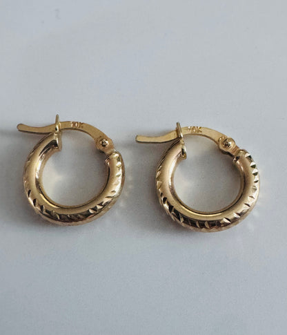 #310 boucles d’oreilles anneaux rondes pour bébé avec gravure en or 10k