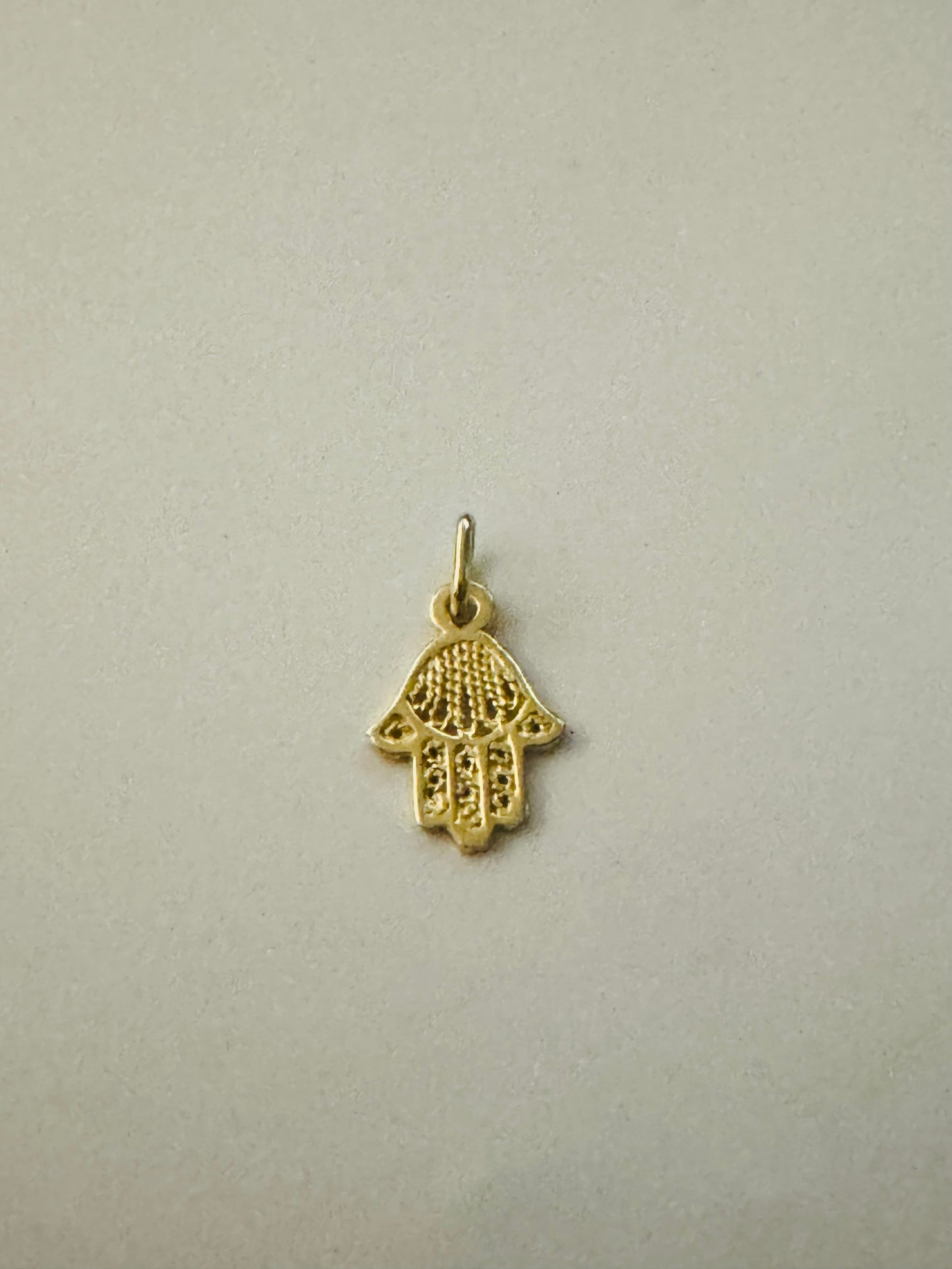 #449 Pendentif main Fatima avec motifs plein en or 10k