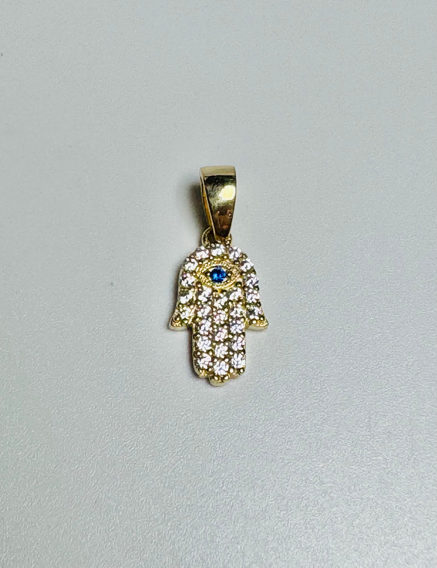 #401 pendentif petite main Fatima avec zircon bleu et blanc en or 10k