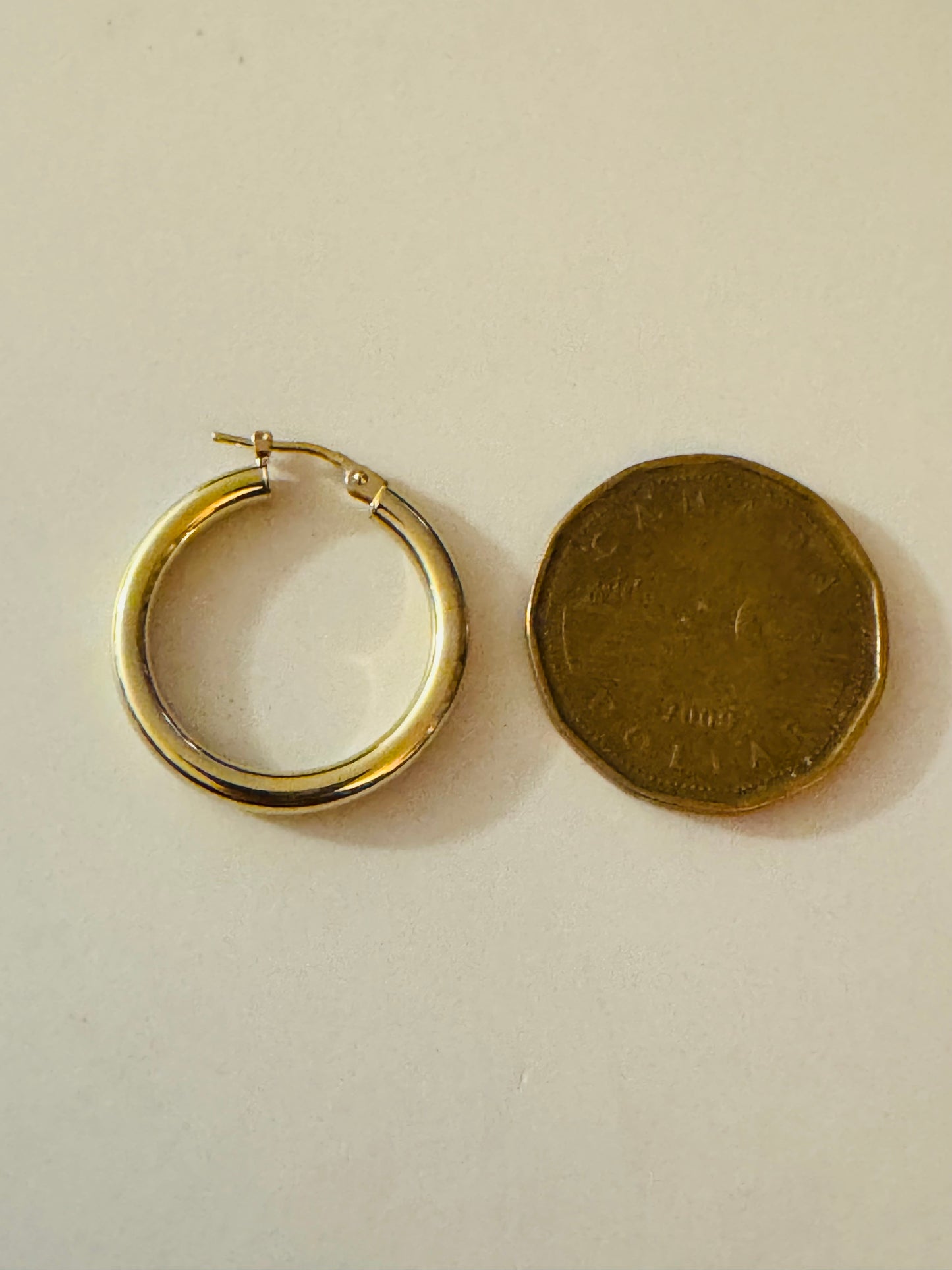 Pendientes sencillos n.° 308, tamaño $1, en oro de 10 quilates.