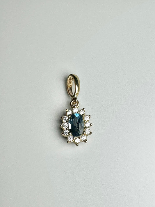 Oval gold pendant with aquamarine and white zircon￼