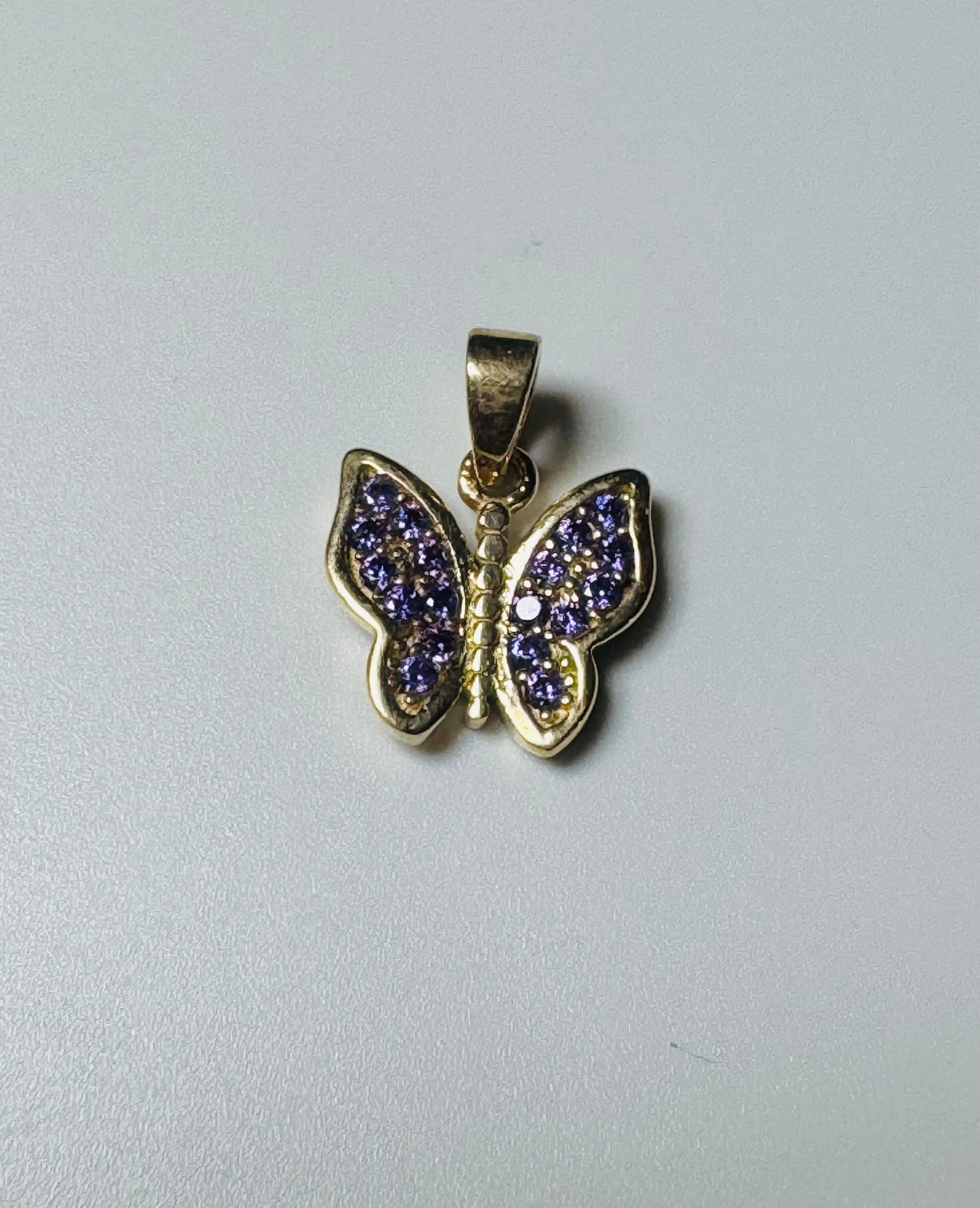 #444 Colgante de mariposa con circonita morada en oro de 10k