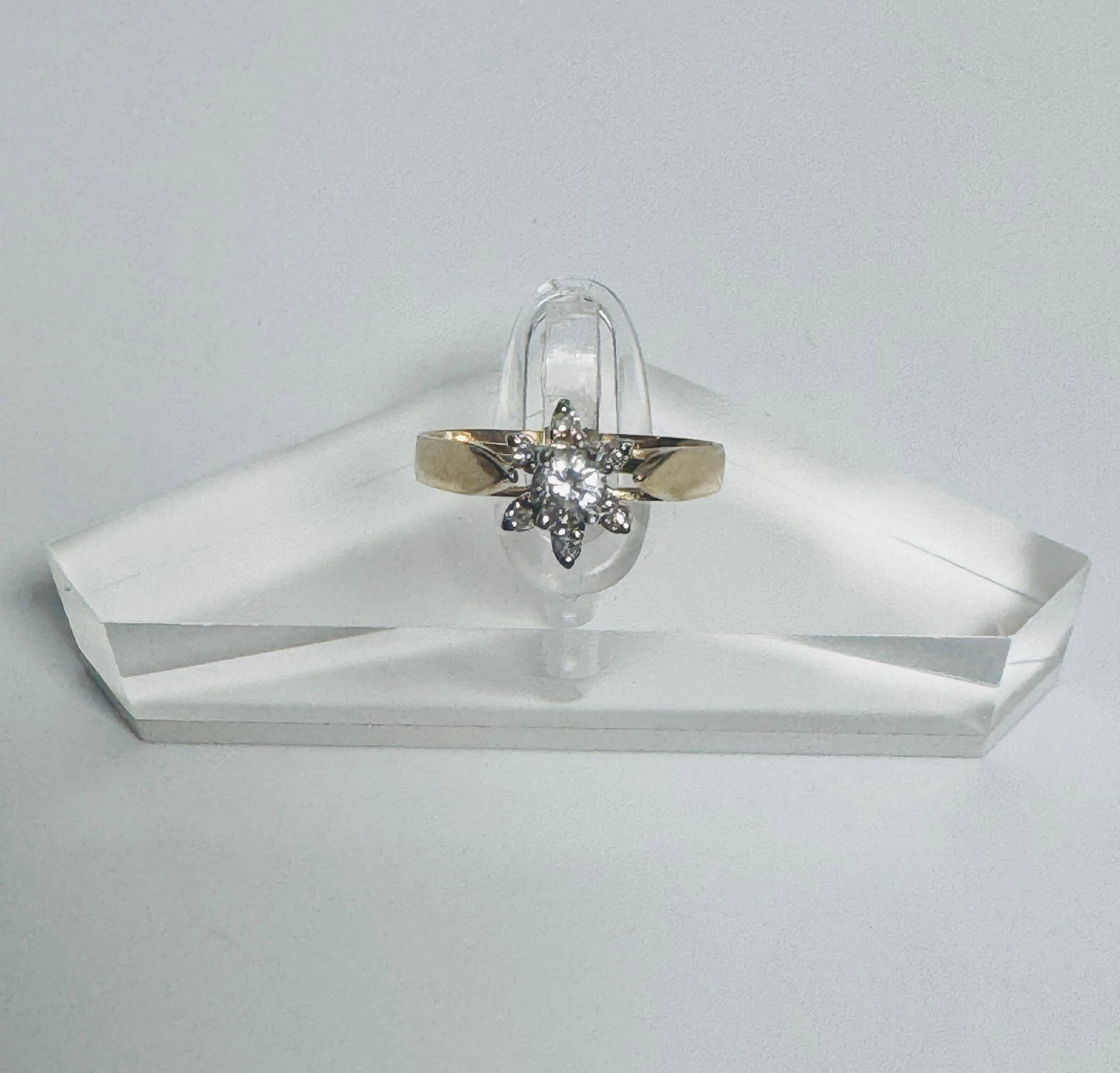 #213 bague zircon en fleurs en or 10k