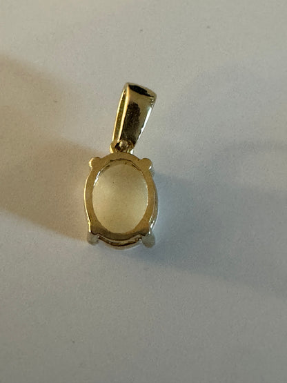 Pendentif avec pierre opale en or 10k