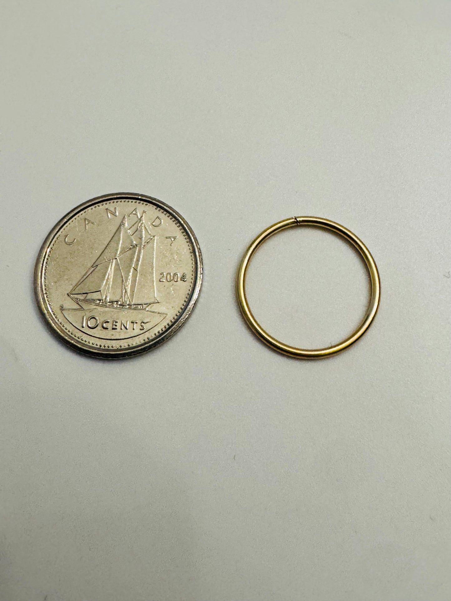 #317 boucles d’oreilles petite dormeuse unie en or 10k￼