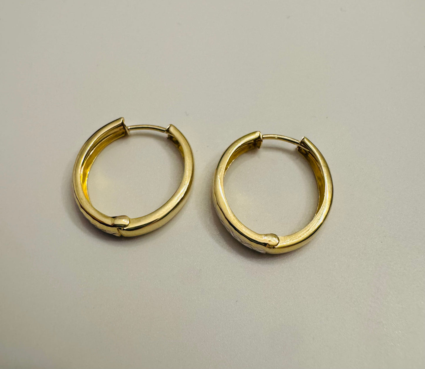 Boucles d’oreilles Huggies ligne d’or blanc or jaune et blanc 10k