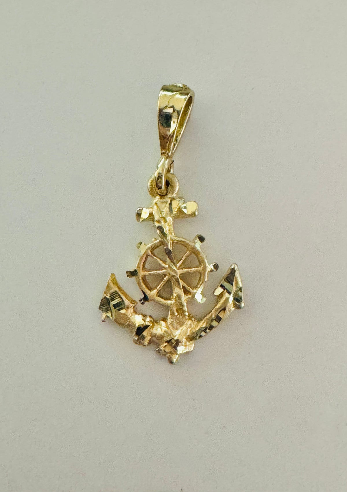 #464 pendentif ancre de bateau avec gouvernail en or 10k