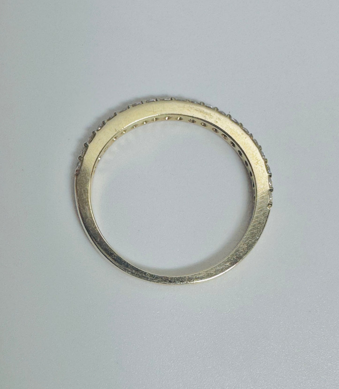 #214 bague semi-éternité de zircon en or 10k