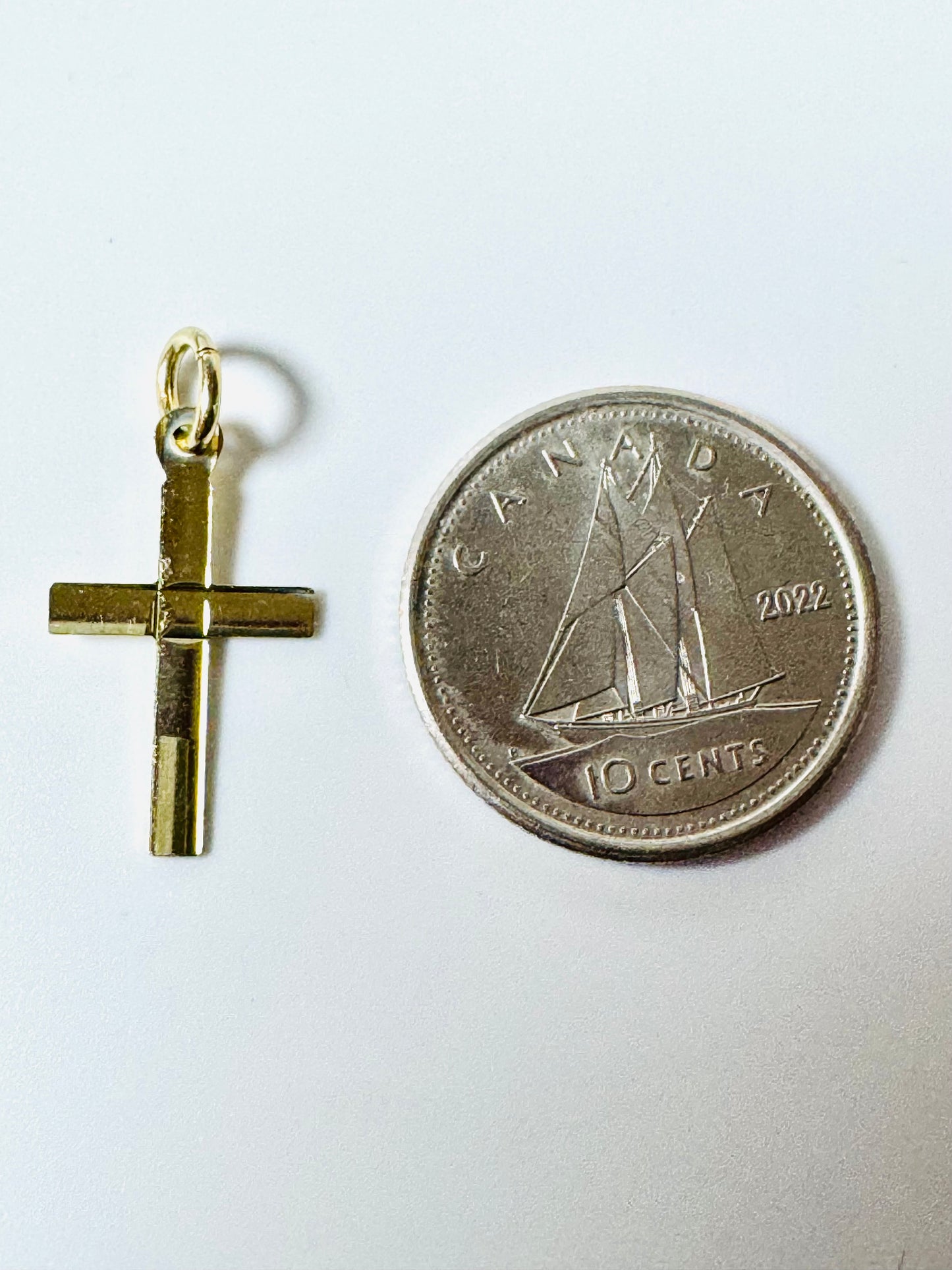 #418 pendentif petite croix plate en or 10k