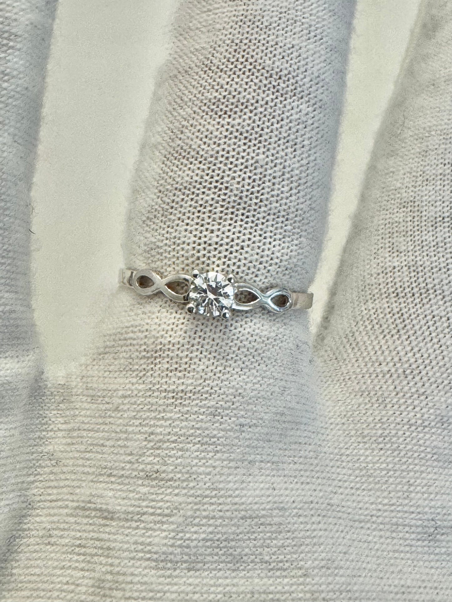#205 bague infinie avec zircon en or blanc 10k