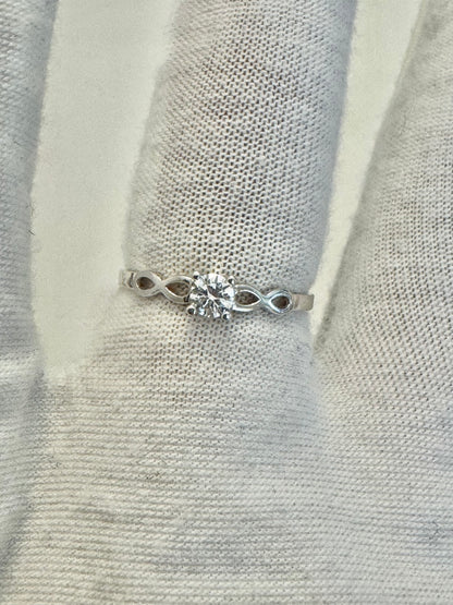 #205 bague infinie avec zircon en or blanc 10k