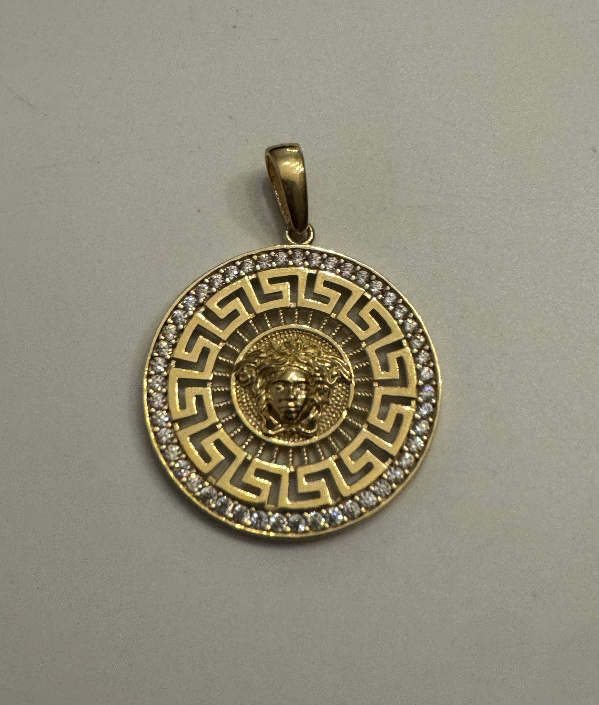 #435 pendentif médaillon médusa contour de zircon en or 10k