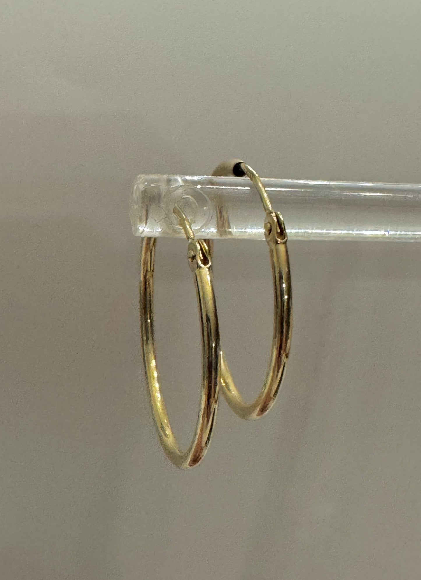 #321 boucles d’oreilles anneaux unies avec fermoir intégré en or 10k￼