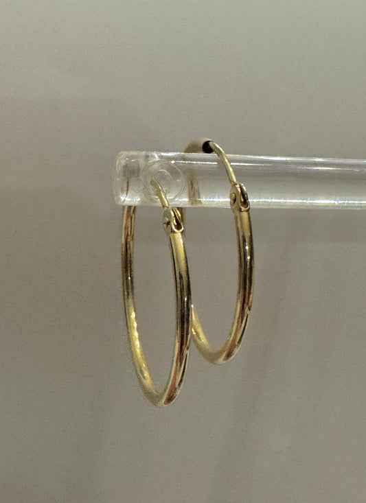 #321 boucles d’oreilles anneaux unies avec fermoir intégré en or 10k￼
