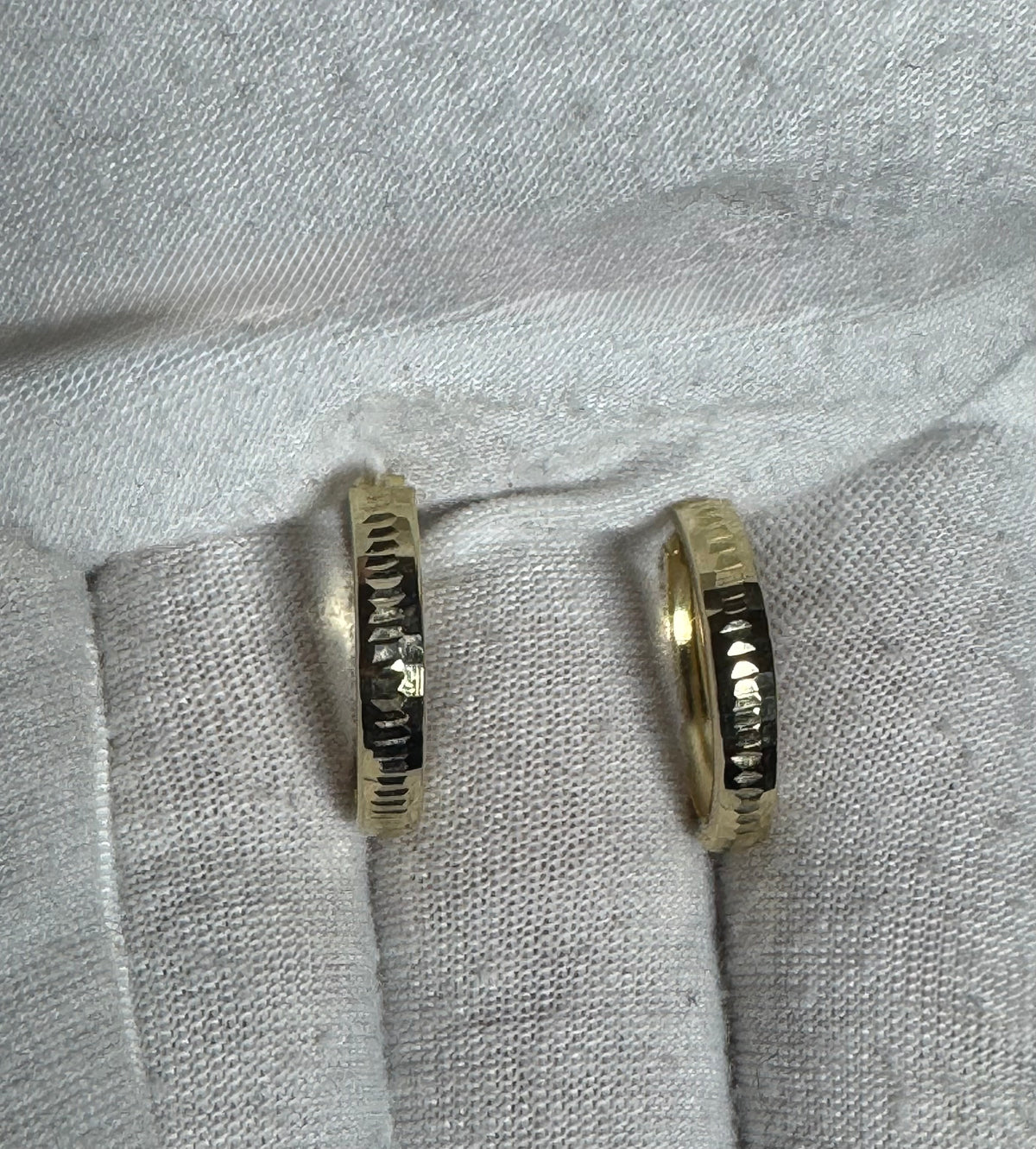 #303 boucles d’oreilles Huggies avec petite gravure en or 10k