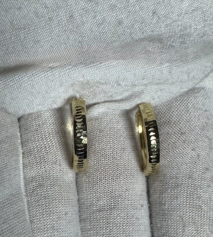 #303 boucles d’oreilles Huggies avec petite gravure en or 10k
