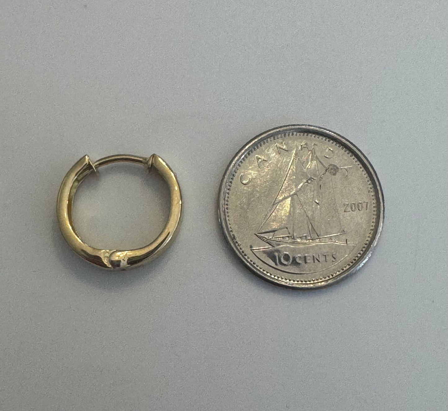 #323 petite dormeuse unie en or 10k￼