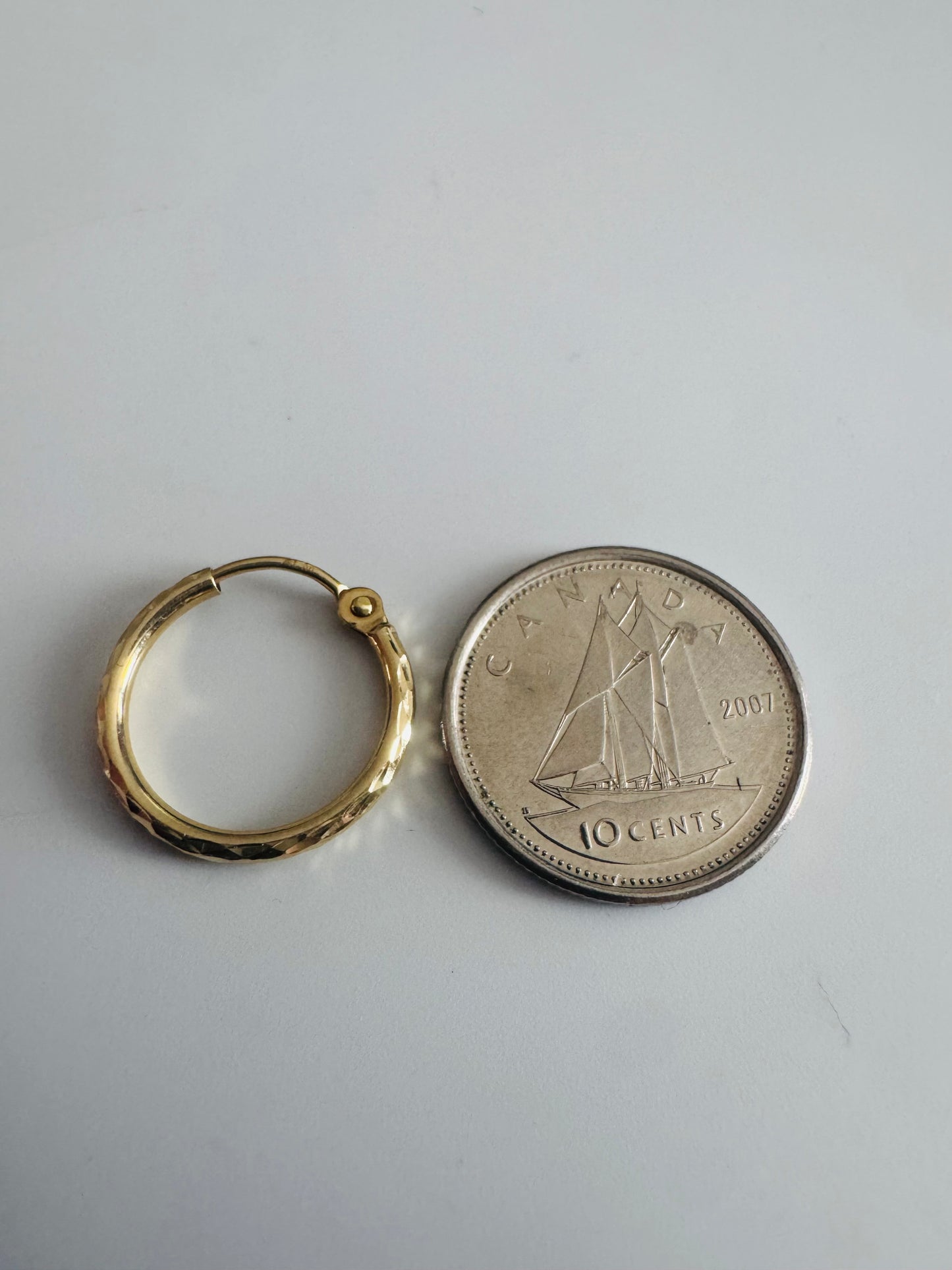 #307 boucles d’oreilles petites anneaux pour bébé avec gravure en or 10k