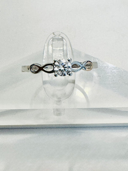 #205 bague infinie avec zircon en or blanc 10k