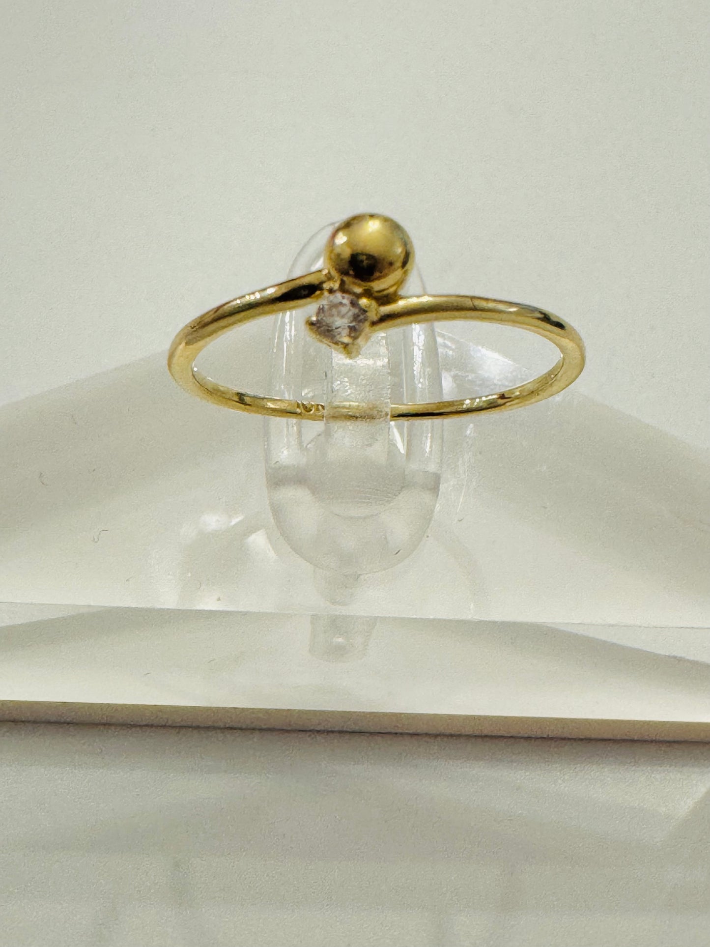 #211 bague anneau avec cercle et zircon en or 10k