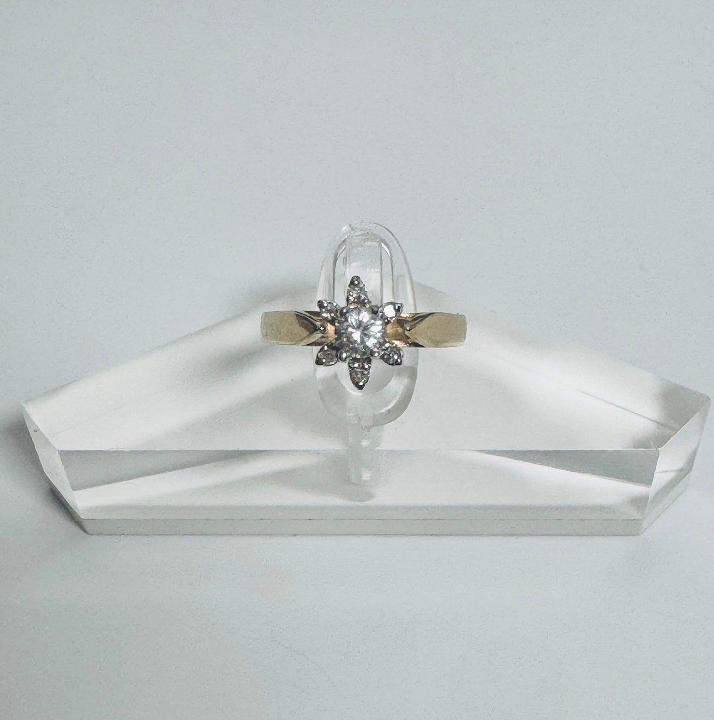 #213 bague zircon en fleurs en or 10k