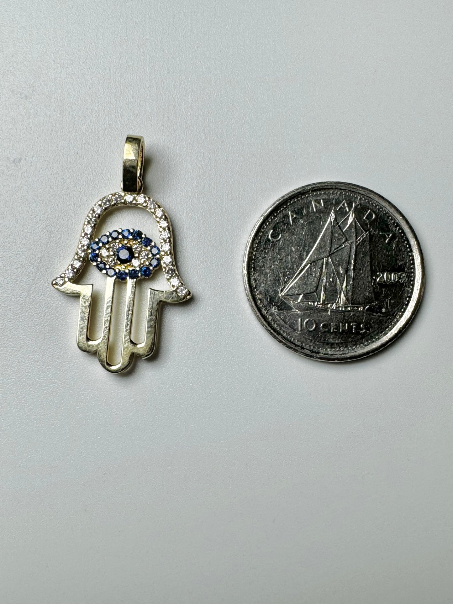 Pendentif main Fatima avec zircon bleu en or 10K