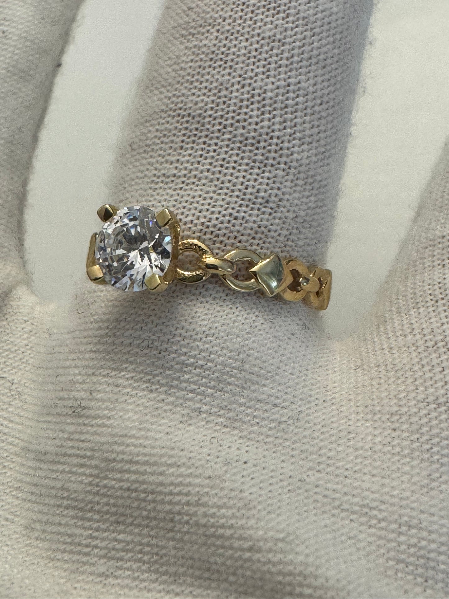 #204 bague entrelacée avec triangle et zircon en or 10k