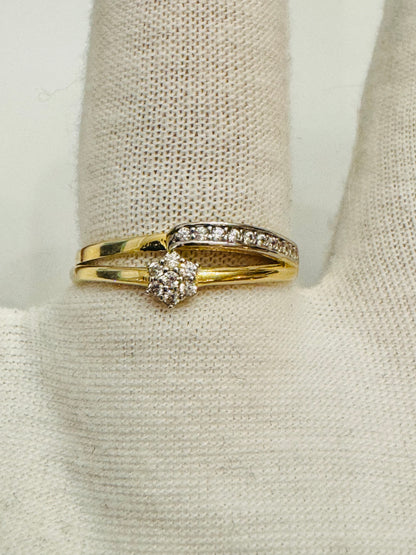 #213 bague fleur en zircon en or 10k