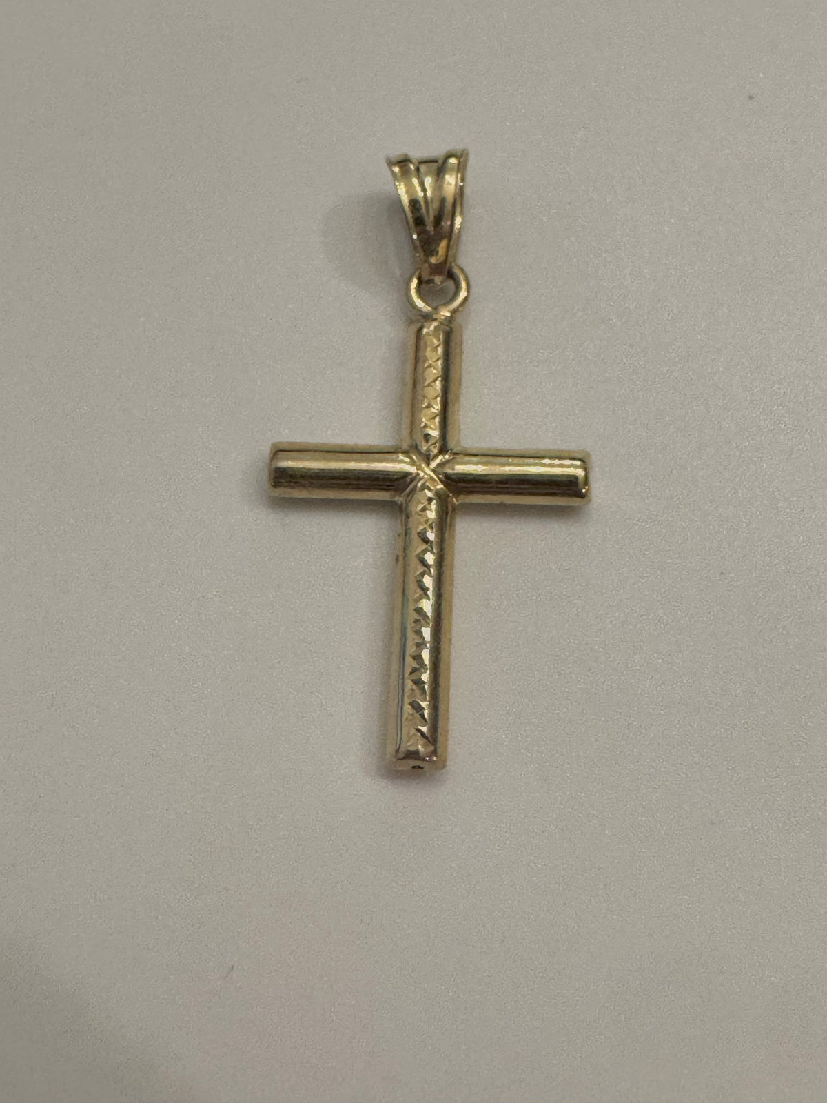 #415 pendentif croix gravure sur le centre en or 10k