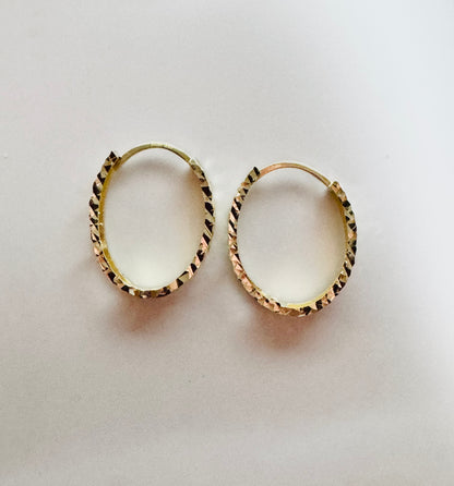 #306 boucles d’oreilles petites anneaux ovales avec gravure en or 10k￼