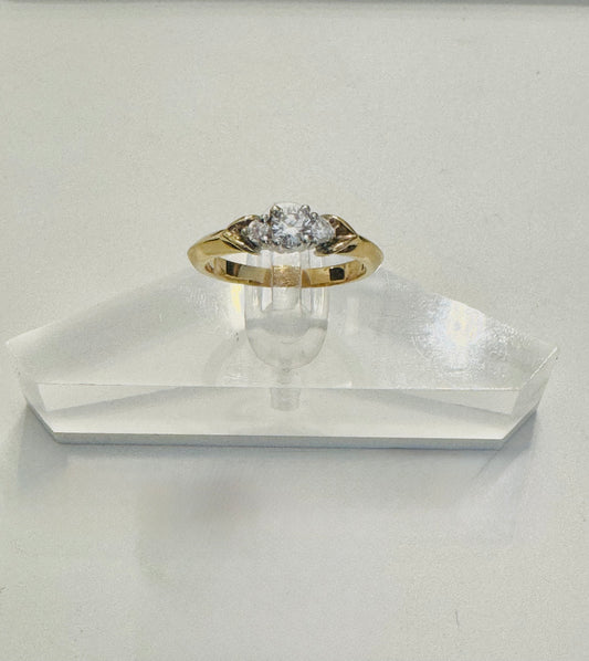 #206 bague trois zircon entourées d’or blanc anneau or jaune en or 10k