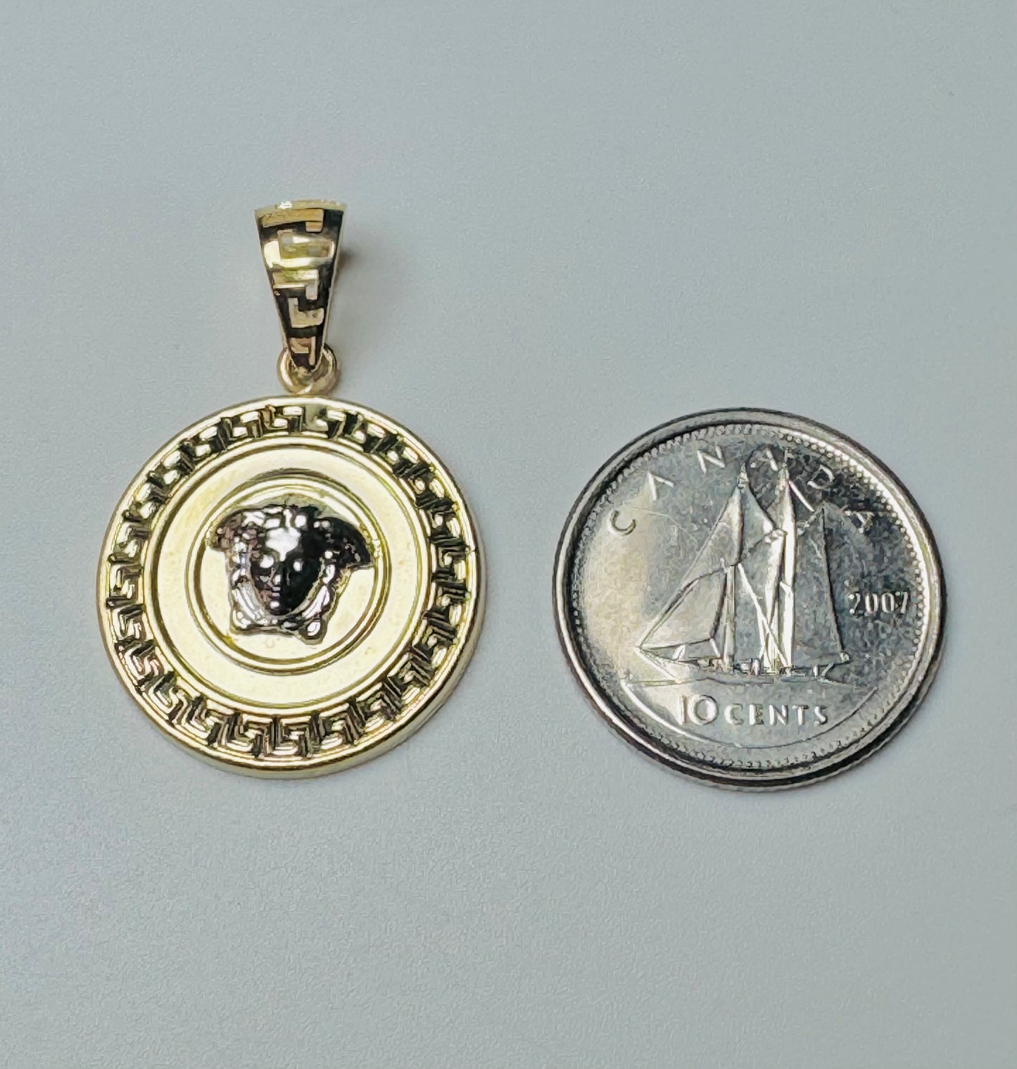 #410 pendentif médaillon visage médusa or blanc en or 10k