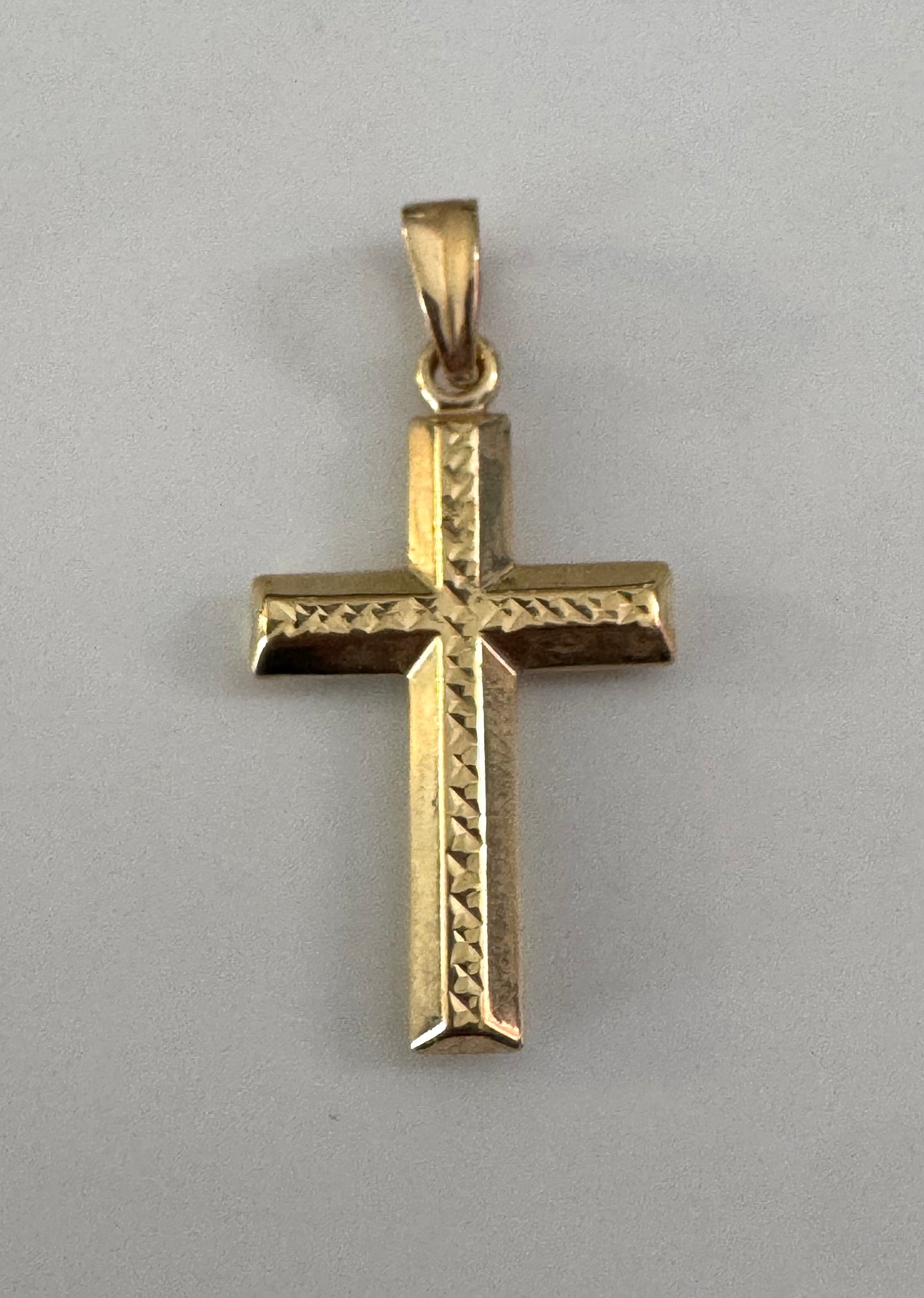 #437 pendentif croix avec gravure en or 10k