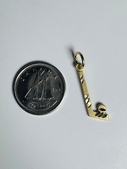 #459 pendentif bâton d’hockey en or 10k