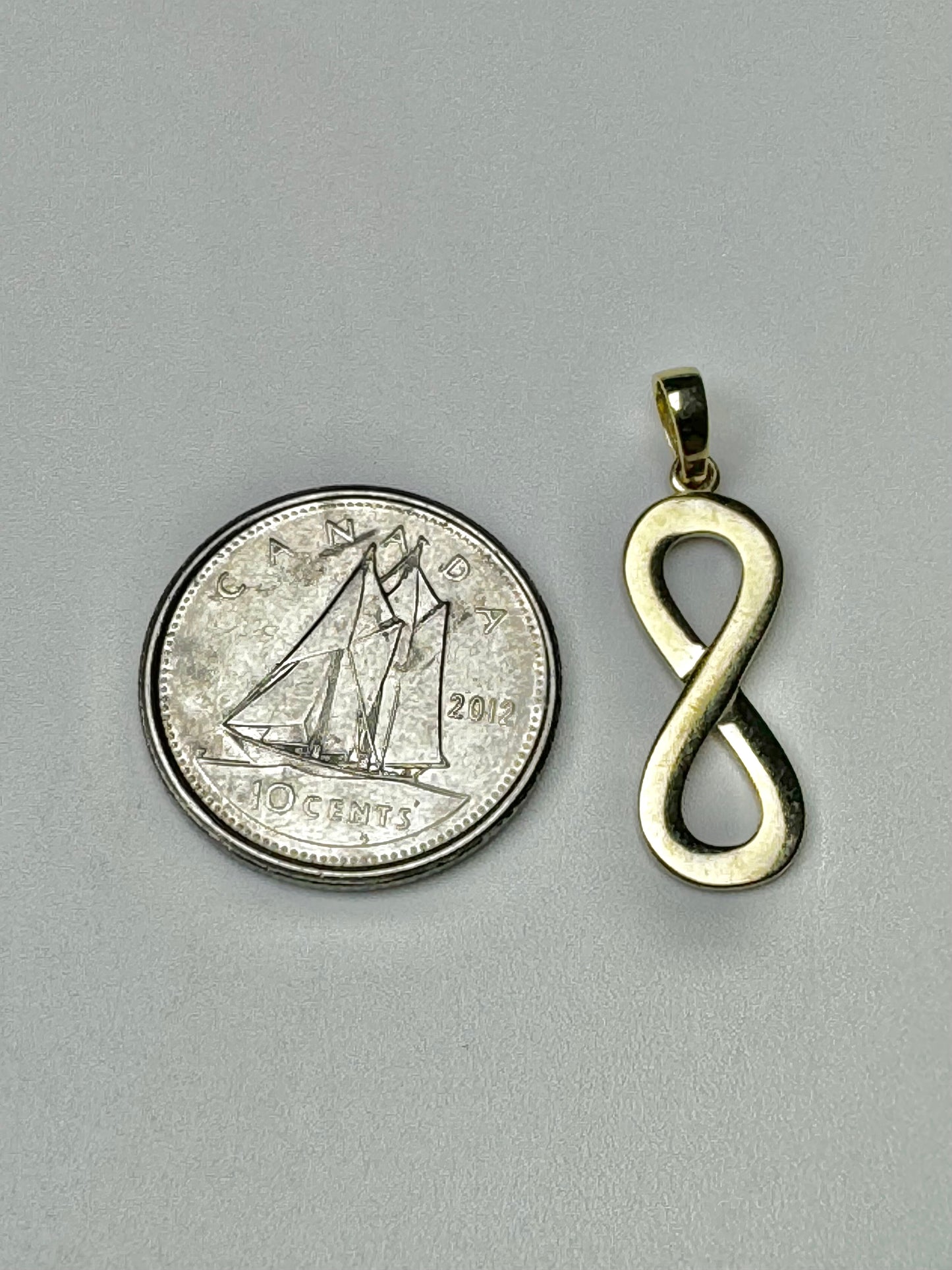 Plain infinity pendant in gold