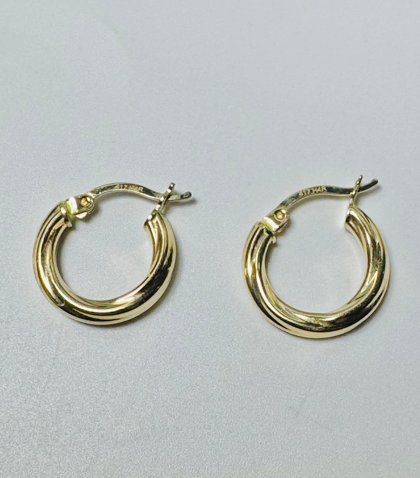 #312 petites boucles d’oreilles anneaux lignées en or 10k