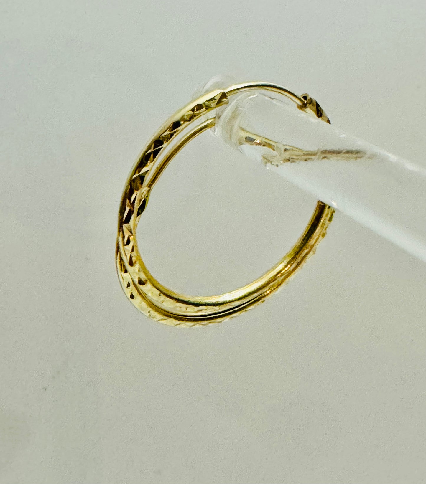 #322 boucles d’oreilles anneaux avec gravure fermoir intégré 5 cents en or 10k￼