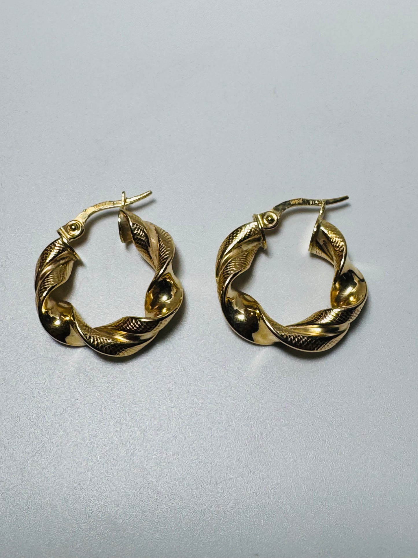 #313 boucles d’oreilles anneaux Twister avec gravure en or 10k
