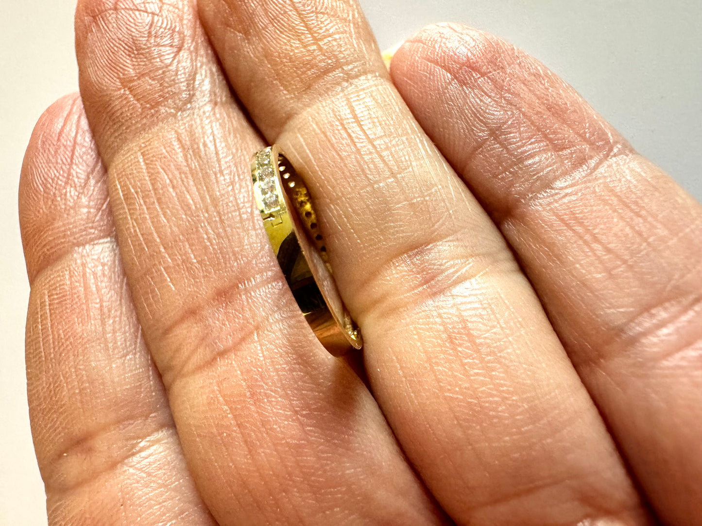 Gold earrings with zircon