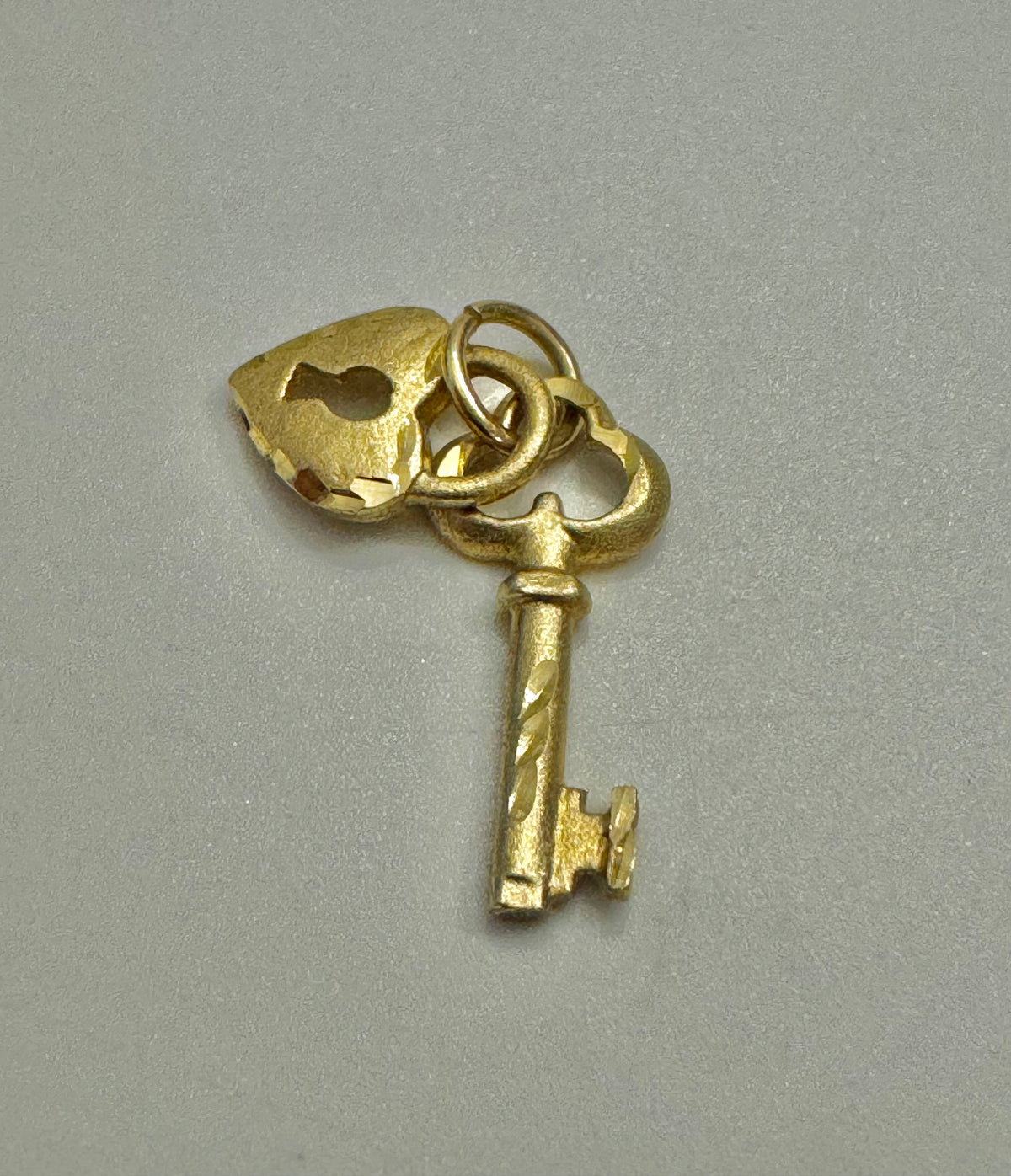 #401 pendentif la clé dans mon cœur en or 10k￼