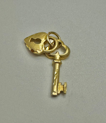 #401 pendentif la clé dans mon cœur en or 10k￼