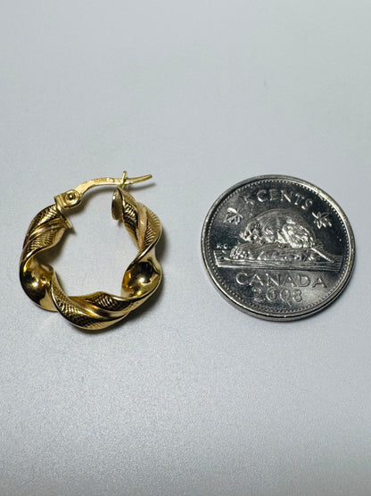 #313 boucles d’oreilles anneaux Twister avec gravure en or 10k