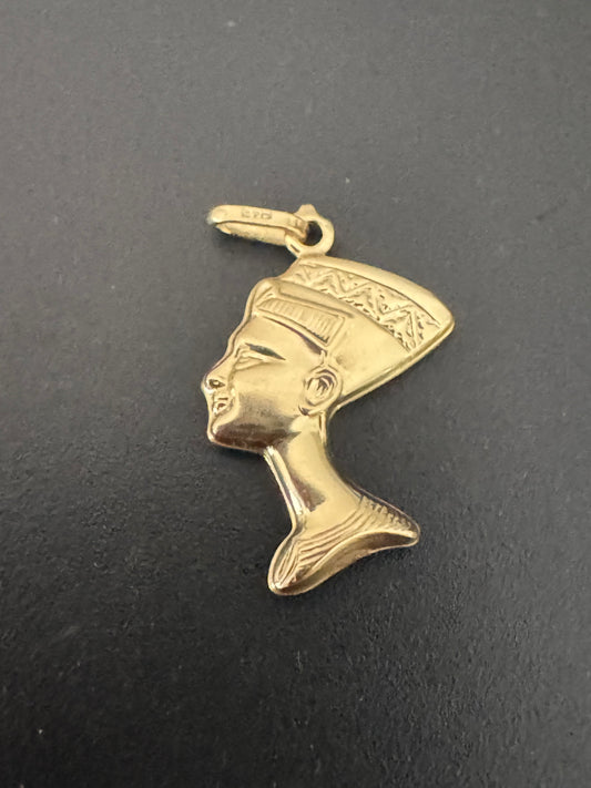 #406 Pendentif petite tête de Néfertiti en or 10k