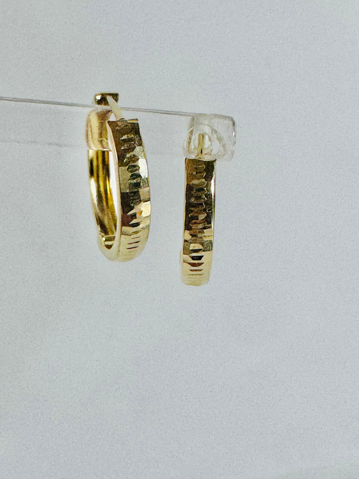 #303 boucles d’oreilles Huggies avec petite gravure en or 10k